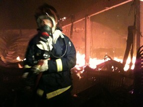 Corpo de Bombeiros tenta controlar incêndio de grandes proporções em loja de Maringá
